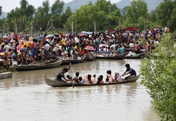 A boat carrying Rohingya refugees is seen leaving Myanmar through Naf river while thousands other waiting in Maungdaw, Myanmar, September 7, 2017 A boat carrying Rohingya refugees is seen leaving Myanmar through Naf river while thousands other waiting in Maungdaw, Myanmar, September 7, 2017 - Sputnik International
