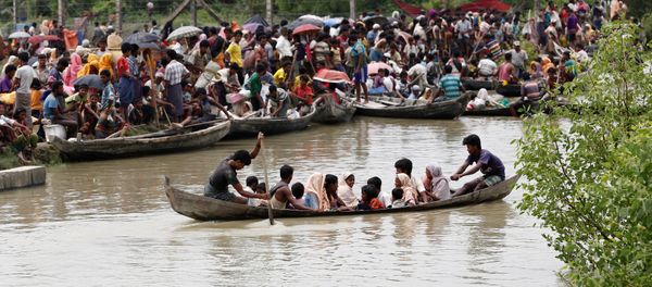 A boat carrying Rohingya refugees is seen leaving Myanmar through Naf river while thousands other waiting in Maungdaw, Myanmar, September 7, 2017 - Sputnik International
