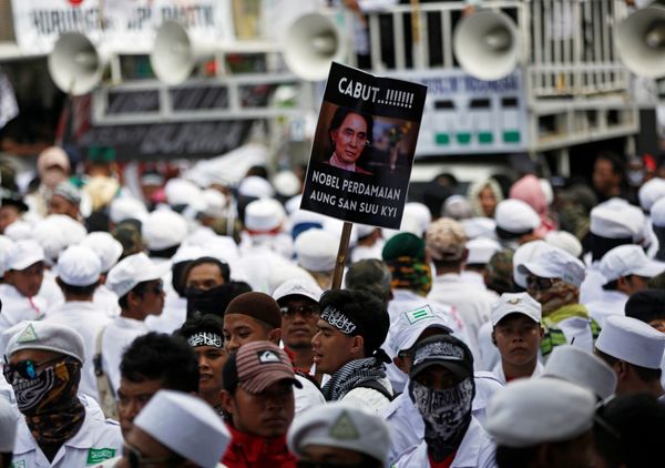 A man carries a placard during a protest led by Islamist groups near the Myanmar embassy protesting against the treatment of Rohingya Muslims, in Jakarta, Indonesia September 6, 2017. The placard reads Revoke Aung San Suu Kyi's Nobel Peace Prize! A man carries a placard during a protest led by Islamist groups near the Myanmar embassy protesting against the treatment of Rohingya Muslims, in Jakarta, Indonesia September 6, 2017. The placard reads Revoke Aung San Suu Kyi's Nobel Peace Prize! - Sputnik International