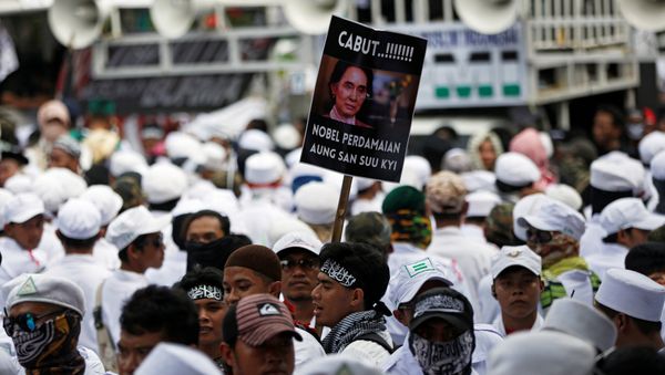 A man carries a placard during a protest led by Islamist groups near the Myanmar embassy protesting against the treatment of Rohingya Muslims, in Jakarta, Indonesia September 6, 2017. The placard reads Revoke Aung San Suu Kyi's Nobel Peace Prize! A man carries a placard during a protest led by Islamist groups near the Myanmar embassy protesting against the treatment of Rohingya Muslims, in Jakarta, Indonesia September 6, 2017. The placard reads Revoke Aung San Suu Kyi's Nobel Peace Prize! - Sputnik International