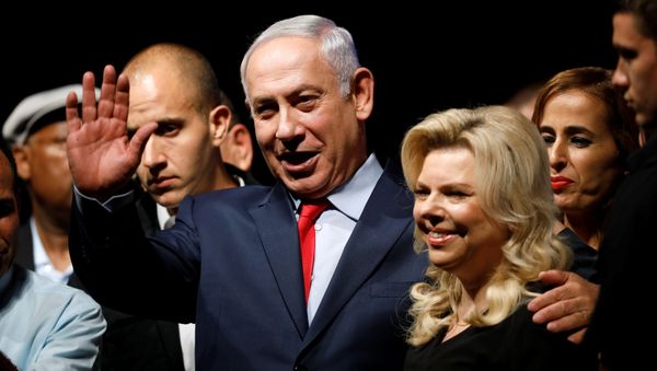 Israeli Prime minister Benjamin Netanyahu (C) and his wife Sara react to his supporters during an event by his Likud Party in Tel Aviv, Israel August 9, 2017 Israeli Prime minister Benjamin Netanyahu (C) and his wife Sara react to his supporters during an event by his Likud Party in Tel Aviv, Israel August 9, 2017 - Sputnik International