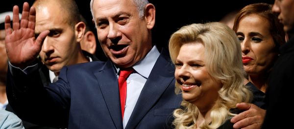 Israeli Prime minister Benjamin Netanyahu (C) and his wife Sara react to his supporters during an event by his Likud Party in Tel Aviv, Israel August 9, 2017 Israeli Prime minister Benjamin Netanyahu (C) and his wife Sara react to his supporters during an event by his Likud Party in Tel Aviv, Israel August 9, 2017 - Sputnik International