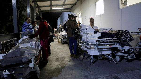 Patients and family members are seen outside the Institute for Social Security and Services for State Workers (ISSSTE) after an earthquake struck off the southern coast of Mexico late on Thursday, in Puebla, Mexico September 8, 2017 - Sputnik International