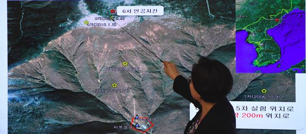 Lee Mi-Seon, a director of the National Earthquake and Volcano Center, shows a map of a North Korean location during a briefing about the artificial earthquake in North Korea, at the Korea Meteorological Administration in Seoul on September 3, 2017 - Sputnik International