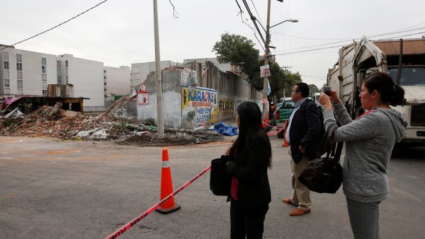 A woman takes pictures of a damaged wall after an earthquake in Mexico City, Mexico September 8, 2017 - Sputnik International