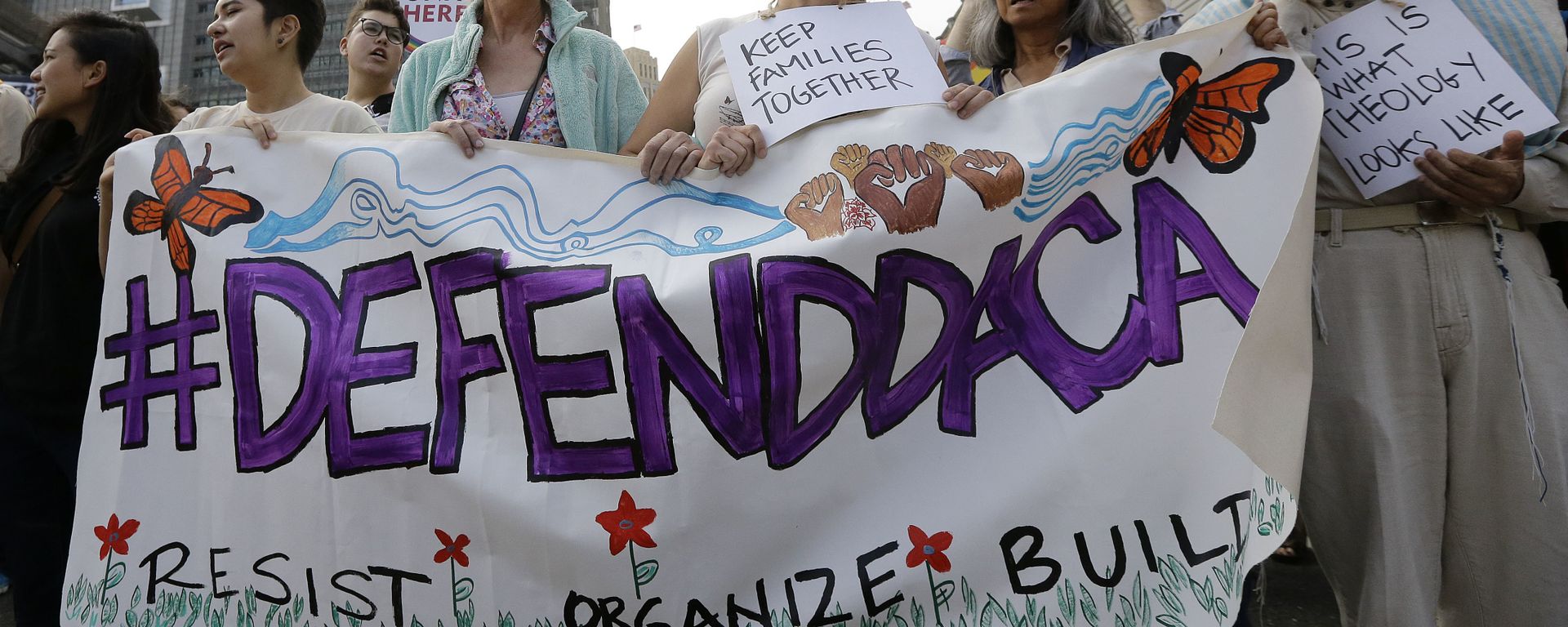 Supporters of the Deferred Action for Childhood Arrivals (DACA) yell during a protest outside of the Federal Building in San Francisco - Sputnik International, 1920, 24.08.2022