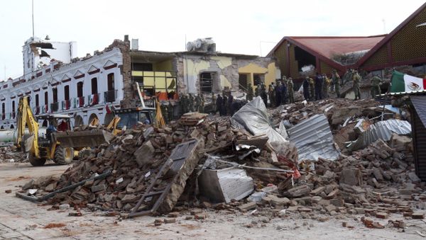 Soldiers remove debris from a partly collapsed municipal building after an earthquake in Juchitan, Oaxaca state, Mexico, Friday, Sept. 8, 2017. - Sputnik International