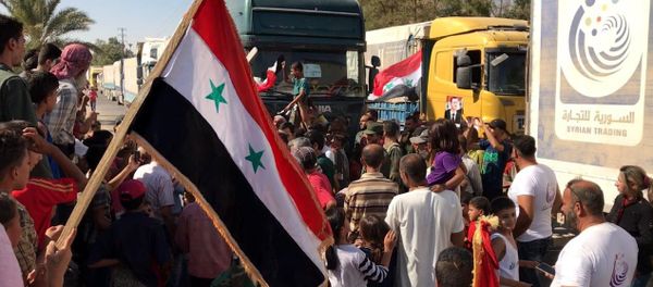 Deir ez-Zor residents welcome a truck convoy of medicines and food Deir ez-Zor residents welcome a truck convoy of medicines and food - Sputnik International
