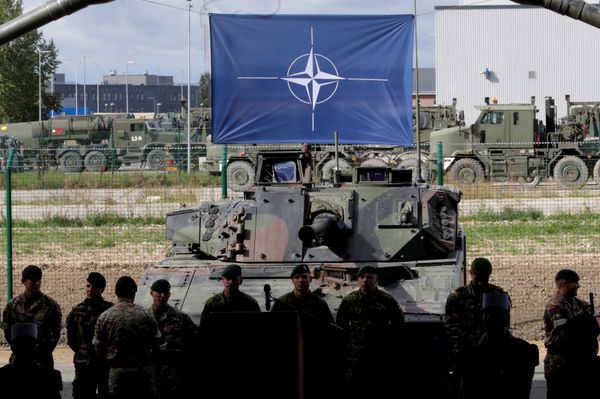 NATO eFP battle group soldiers wait for NATO Secretary General Jens Stoltenberg visit in Tapa military base, Estonia September 6, 2017 - Sputnik International