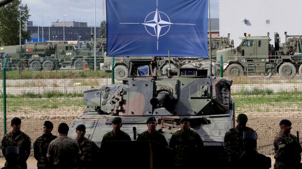 NATO eFP battle group soldiers wait for NATO Secretary General Jens Stoltenberg visit in Tapa military base, Estonia September 6, 2017 - Sputnik International