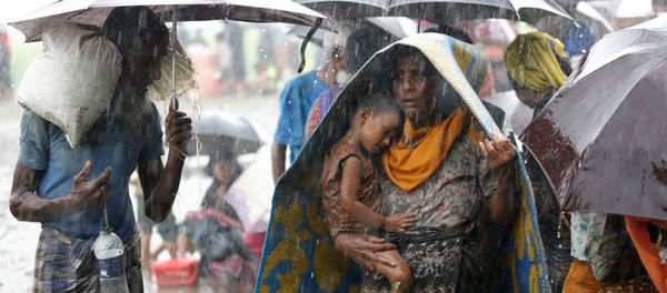 Rohingya refugees stands in an open place during heavy rain, as they are hold by Border Guard Bangladesh (BGB) after illegally crossing the border, in Teknaf, Bangladesh, August 31, 2017 - Sputnik International
