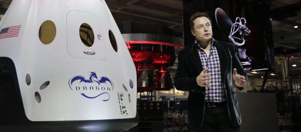 In this May 29, 2014 photo, Elon Musk, CEO and CTO of SpaceX, introduces the SpaceX Dragon V2 spaceship at the SpaceX headquarters in Hawthorne, Calif. In this May 29, 2014 photo, Elon Musk, CEO and CTO of SpaceX, introduces the SpaceX Dragon V2 spaceship at the SpaceX headquarters in Hawthorne, Calif. - Sputnik International