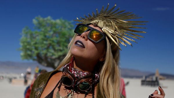 Pili Montilla wears a headdress as approximately 70,000 people from all over the world gathered for the annual Burning Man arts and music festival in the Black Rock Desert of Nevada, U.S. August 29, 2017 - Sputnik International