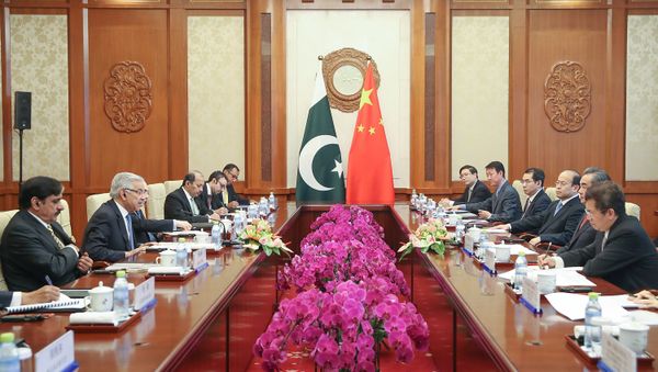 Chinese Foreign Minister Wang Yi (2nd R) meets with Pakistan Foreign Minister Khawaja Muhammad Asif (2nd L) at Diaoyutai State Guesthouse on September 8, 2017 in Beijing, China Chinese Foreign Minister Wang Yi (2nd R) meets with Pakistan Foreign Minister Khawaja Muhammad Asif (2nd L) at Diaoyutai State Guesthouse on September 8, 2017 in Beijing, China - Sputnik International