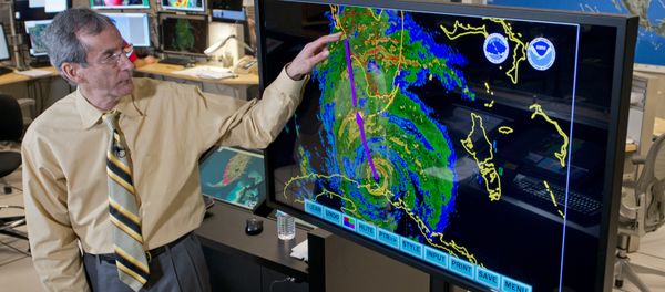 Ed Rappaport, the acting director of the National Hurricane Center, draws a line to illustrate the projected track of Hurricane Irma up Florida's west coast Saturday, Sept. 9, 2017 during a television interview - Sputnik International