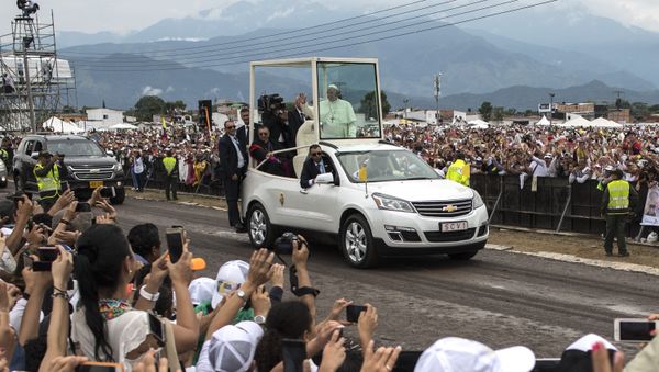 Pope Francis waves to the crowd as he arrives in the popemobile to give an open air mass in Villavicencio, Colombia, on September 8, 2017 Pope Francis waves to the crowd as he arrives in the popemobile to give an open air mass in Villavicencio, Colombia, on September 8, 2017 - Sputnik International