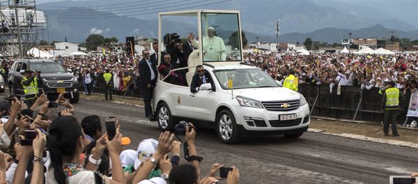 Pope Francis waves to the crowd as he arrives in the popemobile to give an open air mass in Villavicencio, Colombia, on September 8, 2017 Pope Francis waves to the crowd as he arrives in the popemobile to give an open air mass in Villavicencio, Colombia, on September 8, 2017 - Sputnik International