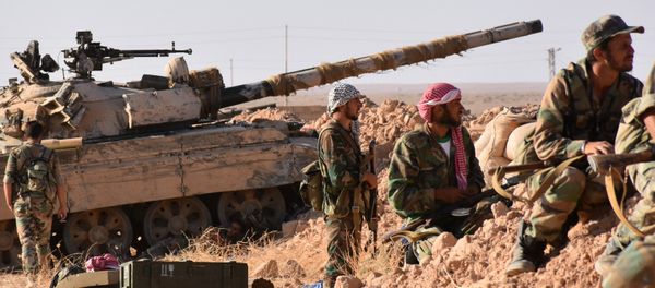 Syrian pro-government forces hold a position near the village of al-Maleha, in the northern countryside of Deir Ezzor, on September 9, 2017, during the ongoing battle against Islamic State (IS) group jihadists - Sputnik International