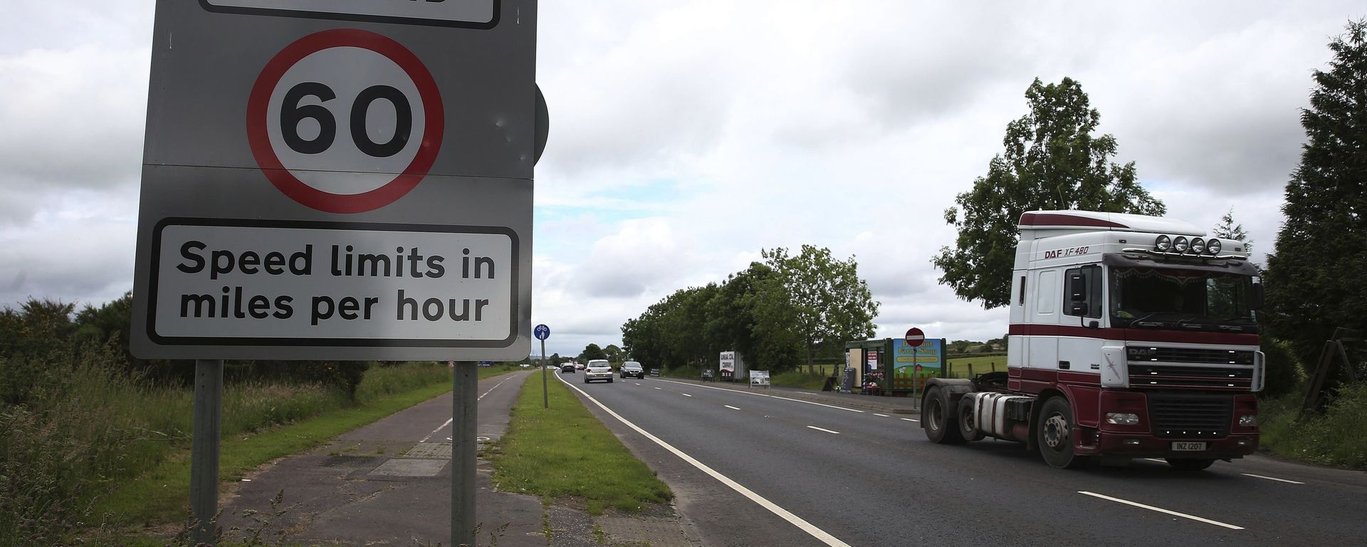 This is a June 15, 2016 file photo of of traffic crossing the border between the Republic of Ireland and Northern Ireland in the village of Bridgend, Co Donegal Ireland. - Sputnik International, 1920, 08.05.2022