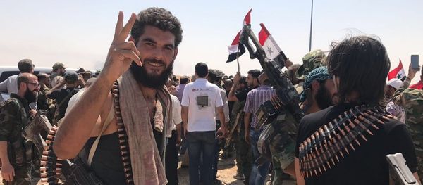 Troops of the Syrian 5th Army Corps join Syrian army units in the south of Deir ez-Zor following the breaking of the ISIL blockade at the main entrance to the city in the south - Sputnik International