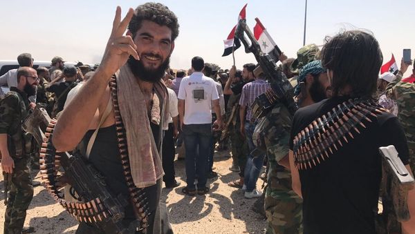 Troops of the Syrian 5th Army Corps join Syrian army units in the south of Deir ez-Zor following the breaking of the ISIL blockade at the main entrance to the city in the south - Sputnik International