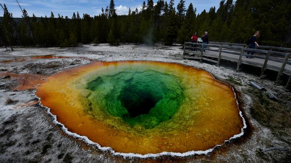 Tourists view the Morning Glory hot spring in the Upper Geyser Basin of Yellowstone National Park in Wyoming (File). - Sputnik International