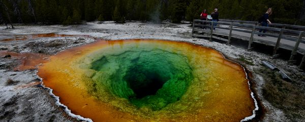 Tourists view the Morning Glory hot spring in the Upper Geyser Basin of Yellowstone National Park in Wyoming (File) Tourists view the Morning Glory hot spring in the Upper Geyser Basin of Yellowstone National Park in Wyoming (File) - Sputnik International
