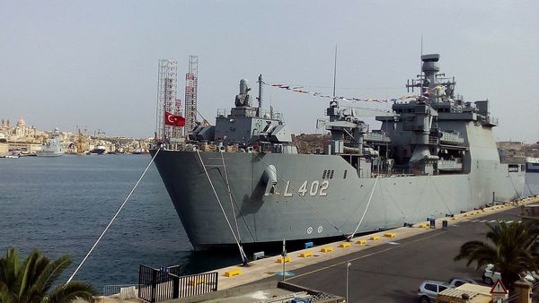TCG Bayraktar (L-402) TCG Bayraktar (L-402) - Sputnik International