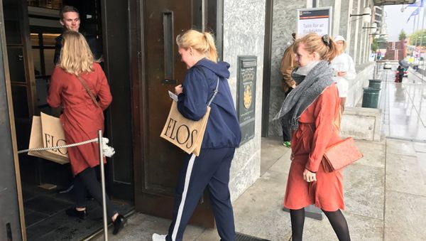 People arrive to cast their ballots during general election, at the polling station at the City Hall in Oslo, Norway, September 10, 2017. - Sputnik International