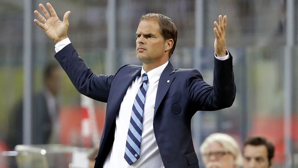 Inter Milan coach Frank de Boer opens his arms during the Serie A soccer match between Inter Milan and Juventus at the San Siro stadium in Milan, Italy, Sunday, Sept. 18, 2016. - Sputnik International