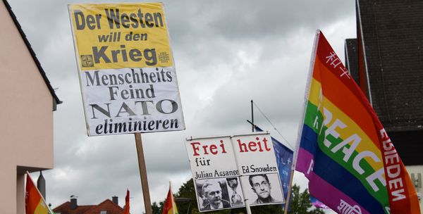 The West wants war, Freedom for Snowden were some of the slogans at the demonstration The West wants war, Freedom for Snowden were some of the slogans at the demonstration - Sputnik International