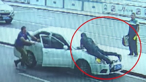 The fast and the furious: Police officer taken for ride on fleeing vehicle - Sputnik International