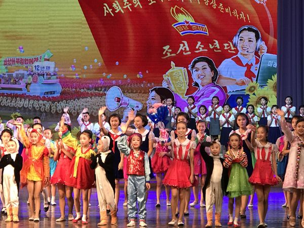 In the Kumsusan Palace of the Sun in Pyongyan children learn to dance, sing and draw. The kids prepared a special program for Serbia tourists. - Sputnik International