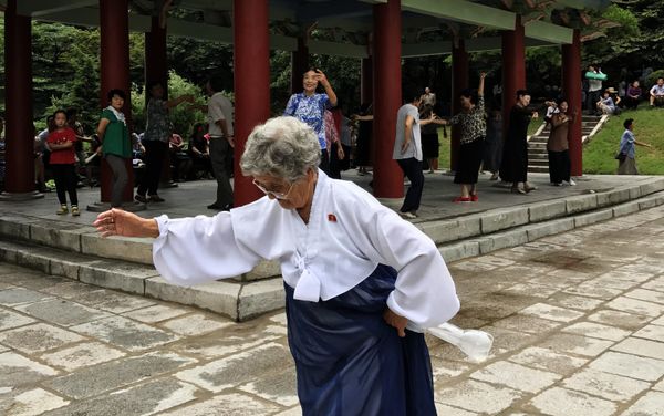 Elderly woman dances on the street in Pyongyang - Sputnik International