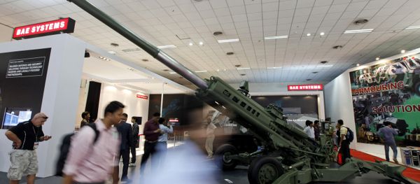 Visitors walk passed the BAE Systems M777 Howitzer artillery piece at the 7th International Land and Naval Defence Systems Exhibition in New Delhi, India (File) - Sputnik International
