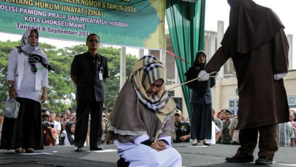 Indonesian Woman Caned - Sputnik International