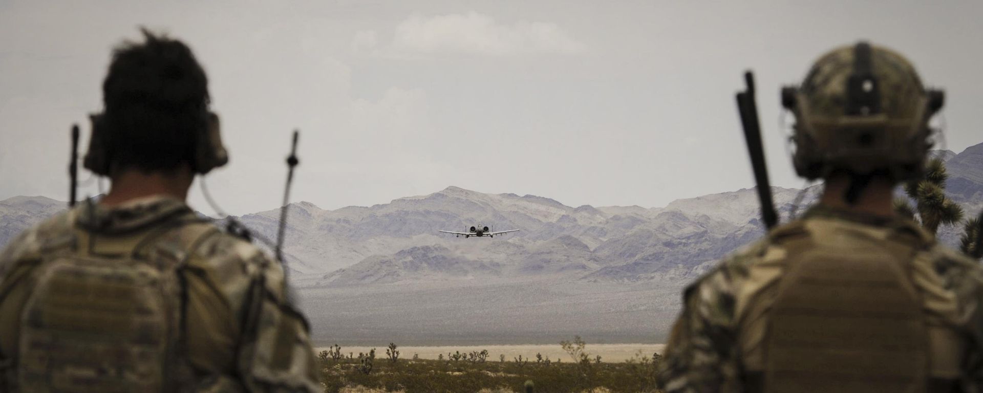 Airmen watch an A-10 Thunderbolt II perform a show-of-force maneuver during a training exercise at the Nevada Test and Training Range at Nellis Air Force Base, Nev., July 19, 2017 Airmen watch an A-10 Thunderbolt II perform a show-of-force maneuver during a training exercise at the Nevada Test and Training Range at Nellis Air Force Base, Nev., July 19, 2017 - Sputnik International, 1920, 02.02.2023