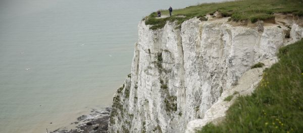 Visitors look down from the top of a section of the White Cliffs of Dover, south east England, Thursday, June 9, 2016. Visitors look down from the top of a section of the White Cliffs of Dover, south east England, Thursday, June 9, 2016. - Sputnik International