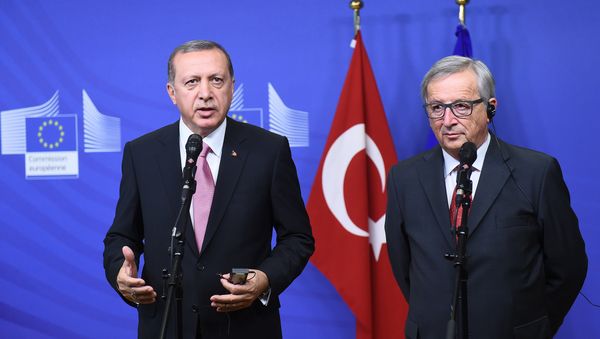 Turkey's President Recep Tayyip Erdogan (L) and European Commission President Jean-Claude Juncker address a brief statement as Erdogan arrive at the European Commission in Brussels. (File) - Sputnik International