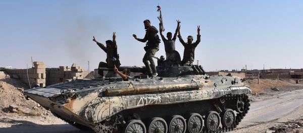 Syrian government forces celebrate in the eastern Syrian city of Deir Ezzor on September 11, 2017 as they continue to press forward with Russian air cover in the offensive against Islamic State group jihadists across the province - Sputnik International