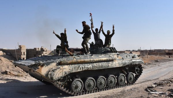 Syrian government forces celebrate in the eastern Syrian city of Deir Ezzor on September 11, 2017 as they continue to press forward with Russian air cover in the offensive against Islamic State group jihadists across the province - Sputnik International