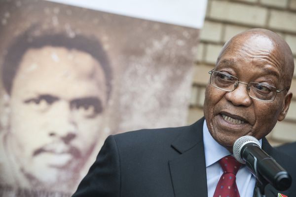 South African President Jacob Zuma, right, addresses the media in Pretroia, South Africa Tuesday, Sept 12, 2017 on the 40th anniversary of the death of anti-apartheid activist Steve Biko, back.  - Sputnik International