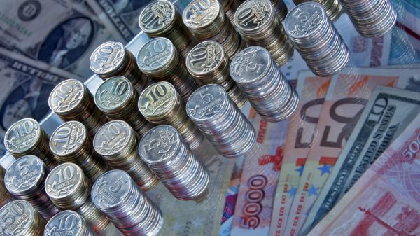 Banknotes (rubles, euros, US dollars) and Russian 5 and 10 kopecks coins. (File) - Sputnik International
