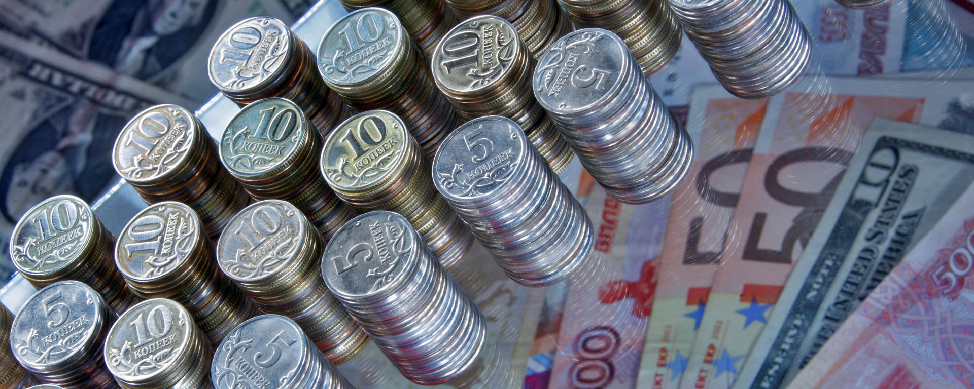 Banknotes (rubles, euros, US dollars) and Russian 5 and 10 kopecks coins. (File) Banknotes (rubles, euros, US dollars) and Russian 5 and 10 kopecks coins. (File) - Sputnik International, 1920, 24.10.2025