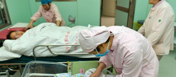Woman lies dazed after painful childbirth - Sputnik International