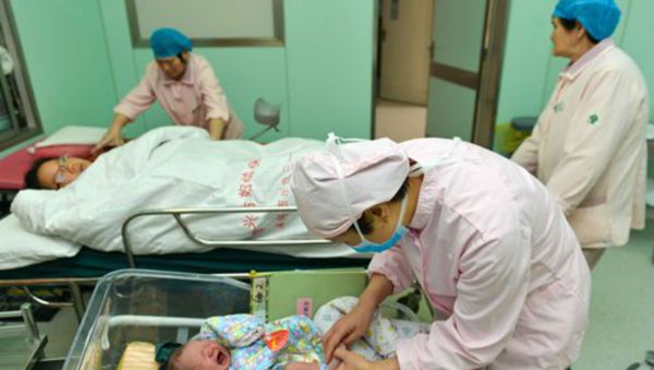 Woman lies dazed after painful childbirth - Sputnik International