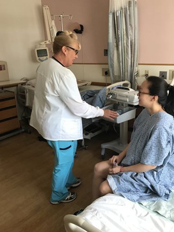 Chinese woman consults with her US doctor about childbirh Chinese woman consults with her US doctor about childbirh - Sputnik International
