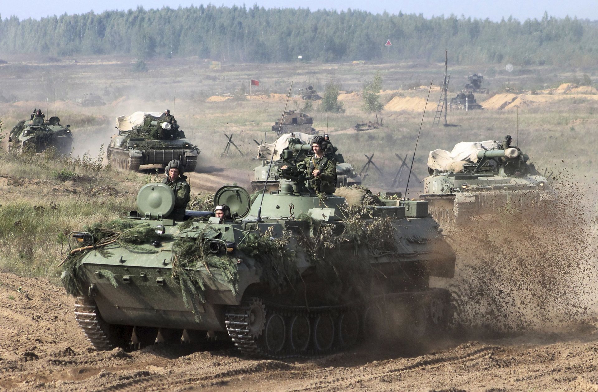 In this photo taken on Monday, Sept. 11, 2017, Belarusian army vehicles drive preparing for war games at an undisclosed location in Belarus In this photo taken on Monday, Sept. 11, 2017, Belarusian army vehicles drive preparing for war games at an undisclosed location in Belarus - Sputnik International, 1920, 27.03.2023