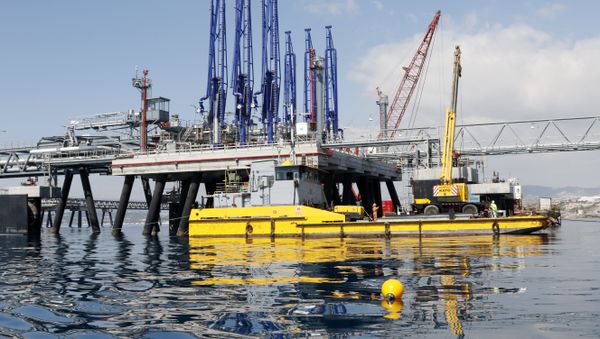 A picture taken on March 24, 2015 shows the jetty at the oil storage terminal of VTT Vasiliko Ltd (VTTV) at the port of Vasilikos in the coastal southern Cypriot town of Mari. - Sputnik International