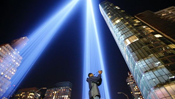 As man takes a pictures as the The 'Tribute in Light' illuminates the night sky, on September 10, 2017 in New York City, on the eve of the anniversary of the September 11, 2001 terror attacks. As man takes a pictures as the The 'Tribute in Light' illuminates the night sky, on September 10, 2017 in New York City, on the eve of the anniversary of the September 11, 2001 terror attacks. - Sputnik International